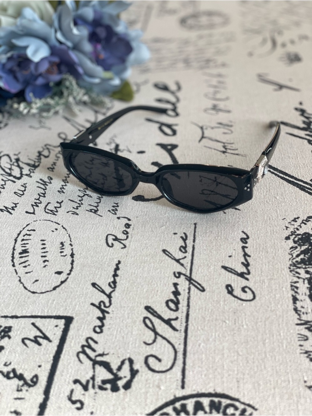 Gentle Monster Ruvy Van 01 Non-Rx Sunglasses in Black/Black - Picture 4 of 12
